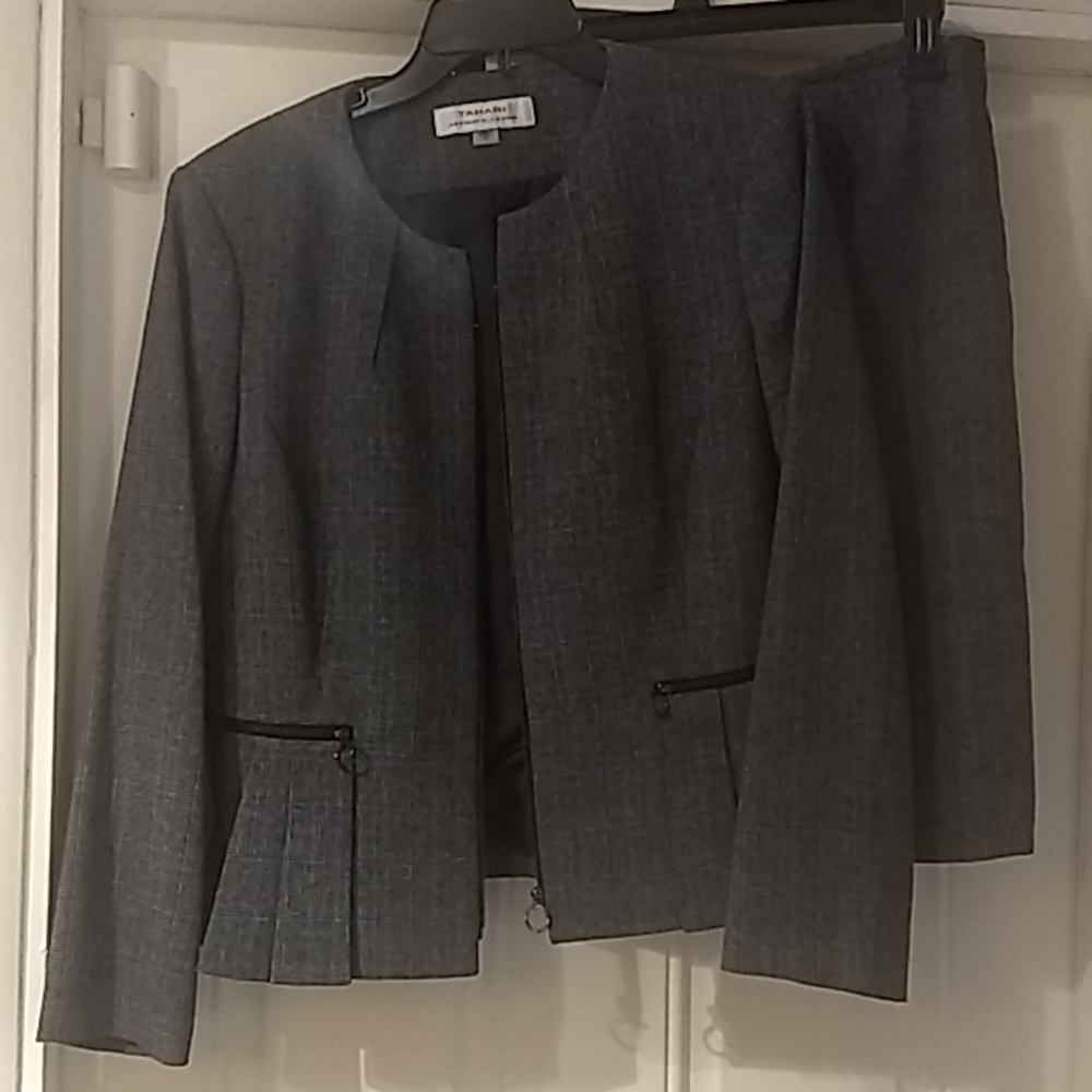 Tahari Suit Size 14 Excellent Condition!